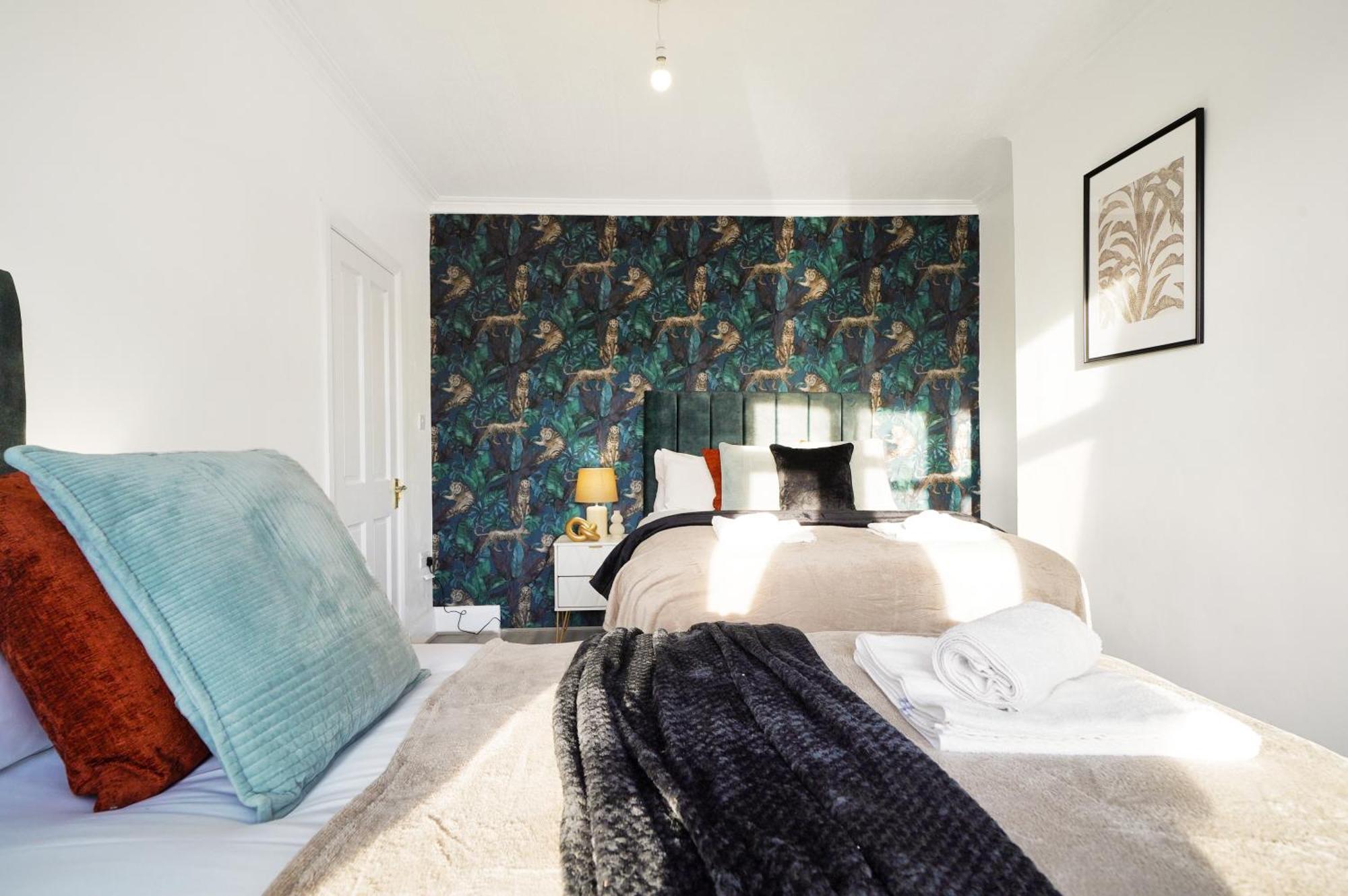 Hébergement de vacances Sleek And Stylish House In Wembley - Sleeps 14 Londres
