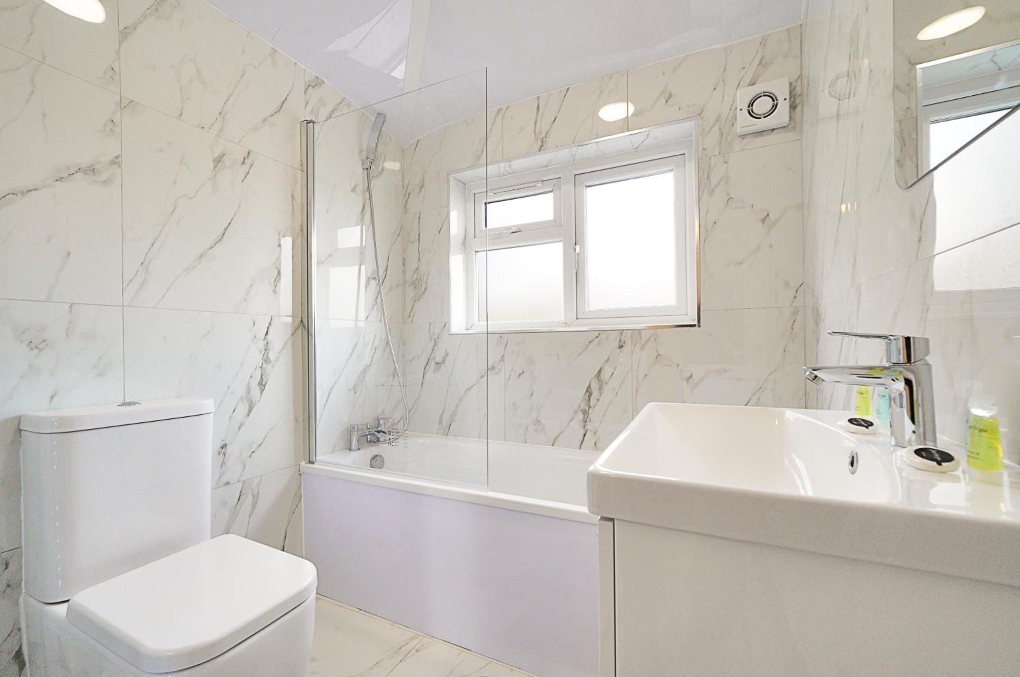 Hébergement de vacances Sleek And Stylish House In Wembley - Sleeps 14