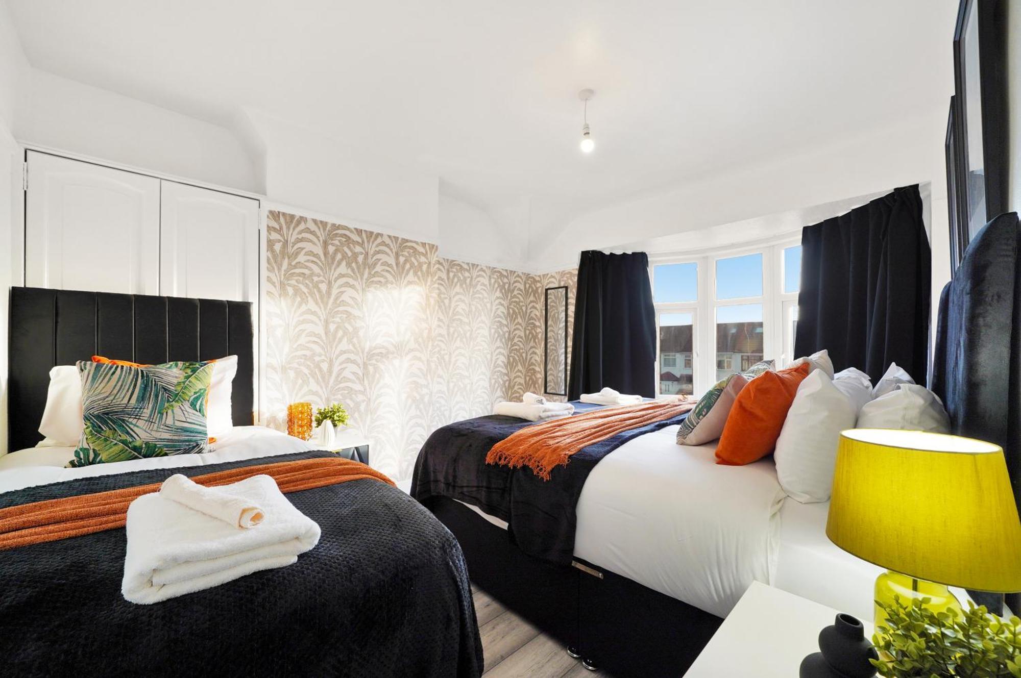 Sleek And Stylish House In Wembley - Sleeps 14 Hébergement de vacances Londres